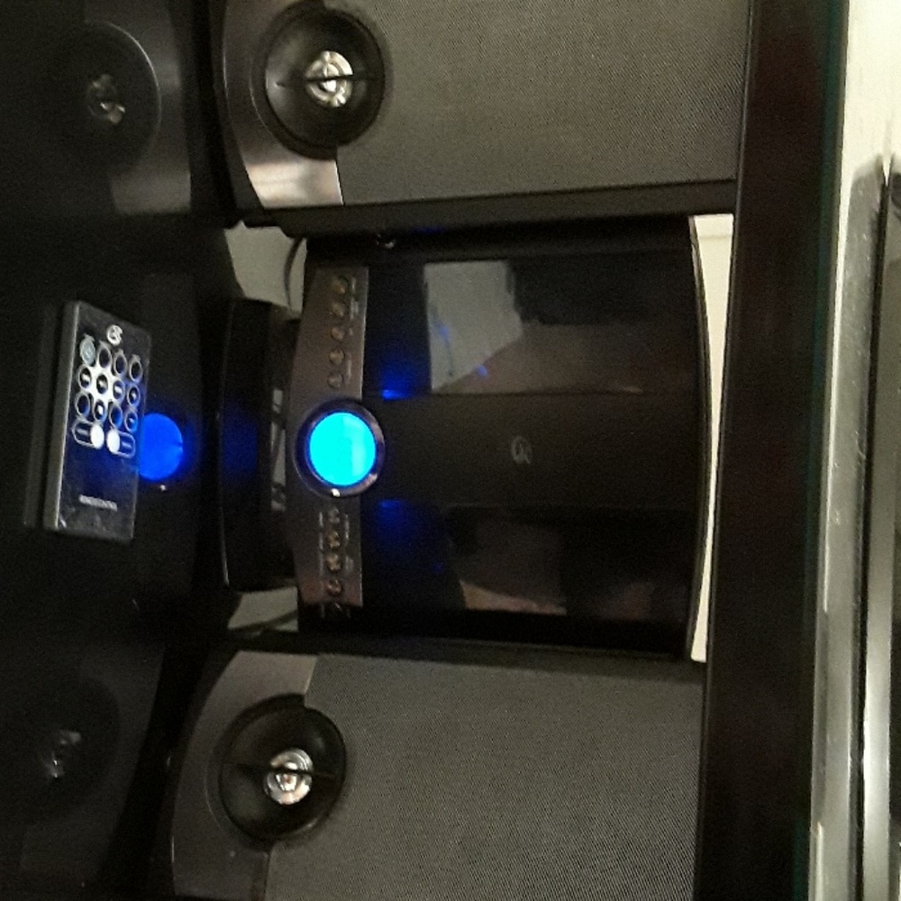 Radio with speakers one CD player and remote